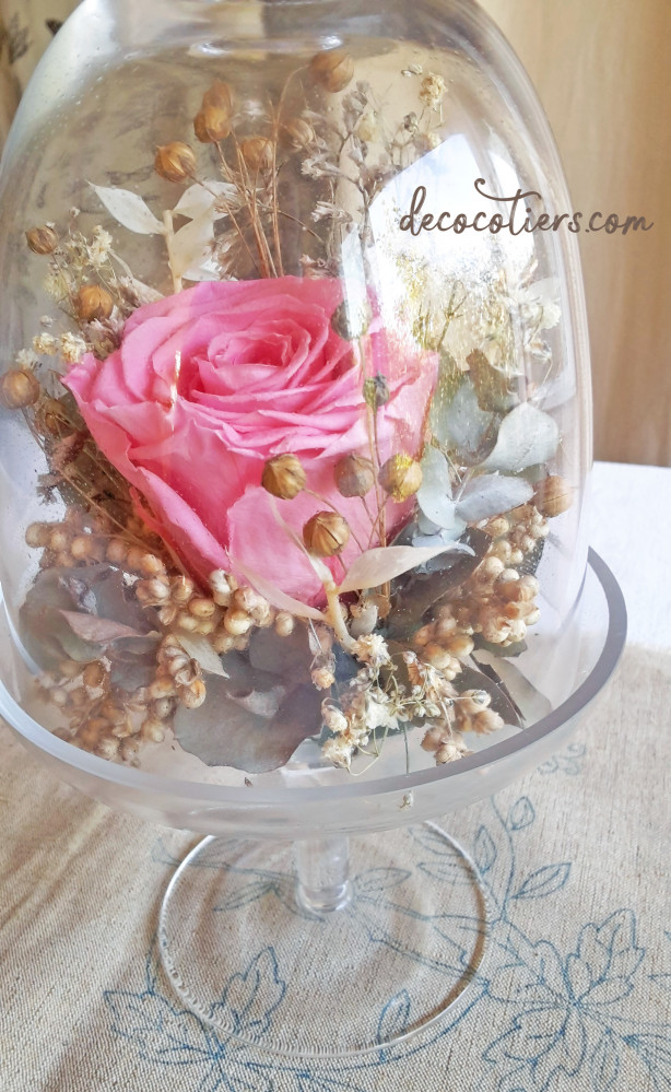 « Cloche sur pied en verre avec rose éternelle et fleurs séchées »