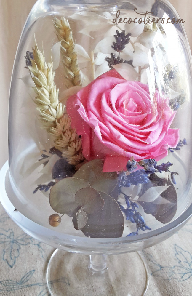 « Cloche sur pied en verre avec rose éternelle et fleurs séchées »