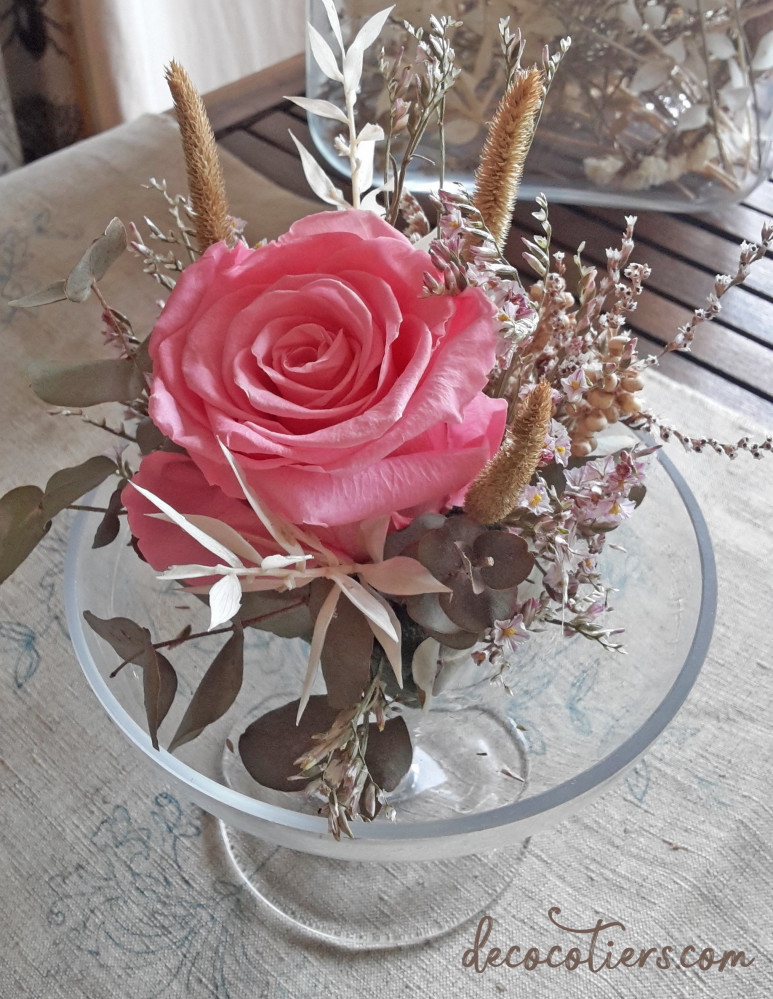 « Cloche sur pied en verre avec rose éternelle et fleurs séchées »