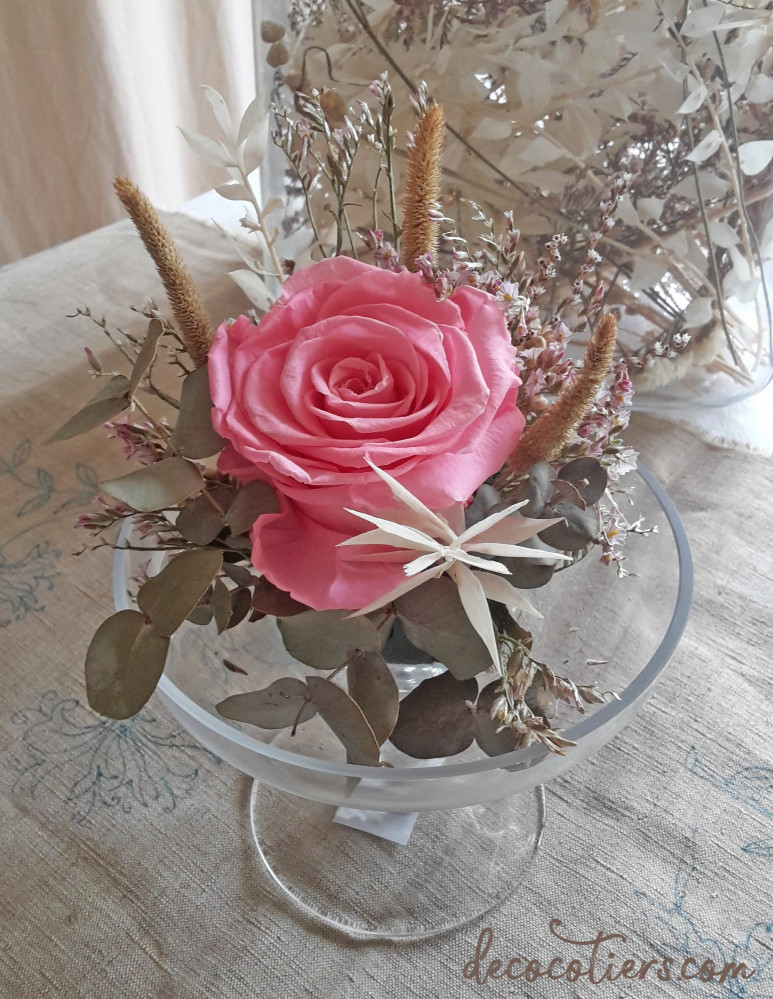 « Cloche sur pied en verre avec rose éternelle et fleurs séchées »