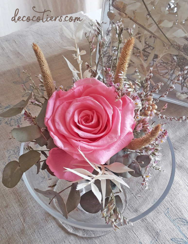 « Cloche sur pied en verre avec rose éternelle et fleurs séchées » (copie)