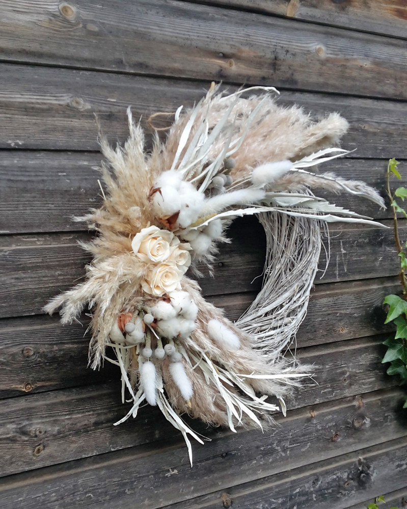 « Absolument ravissante, couronne de fleurs séchées, fleurs stabilisées et pampas »