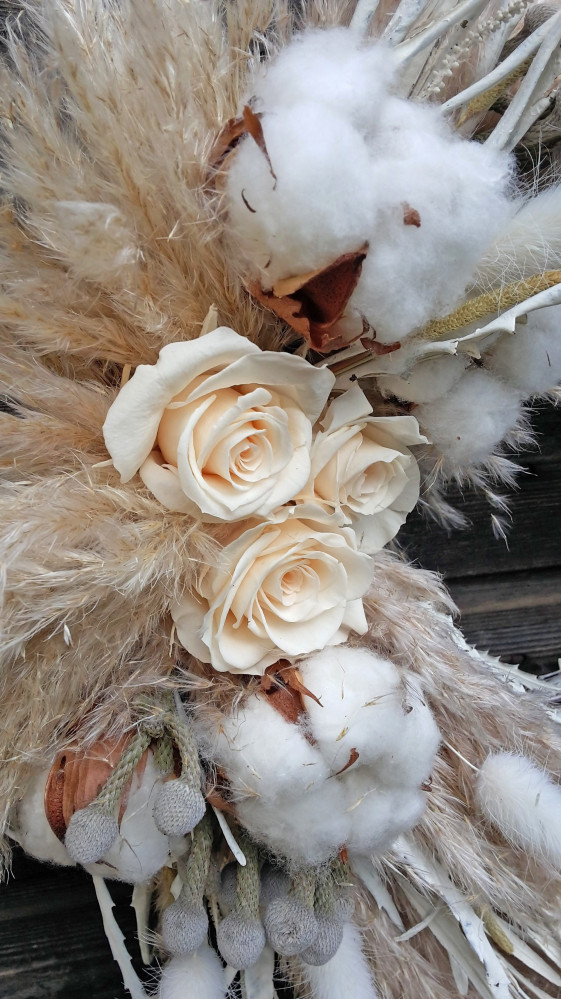 « Absolument ravissante, couronne de fleurs séchées, fleurs stabilisées et pampas »