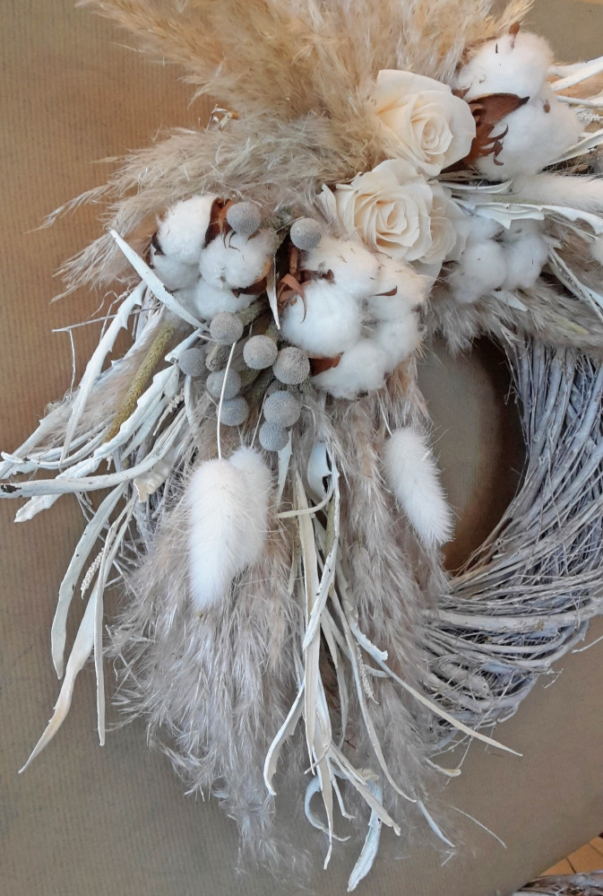 « Absolument ravissante, couronne de fleurs séchées, fleurs stabilisées et pampas »