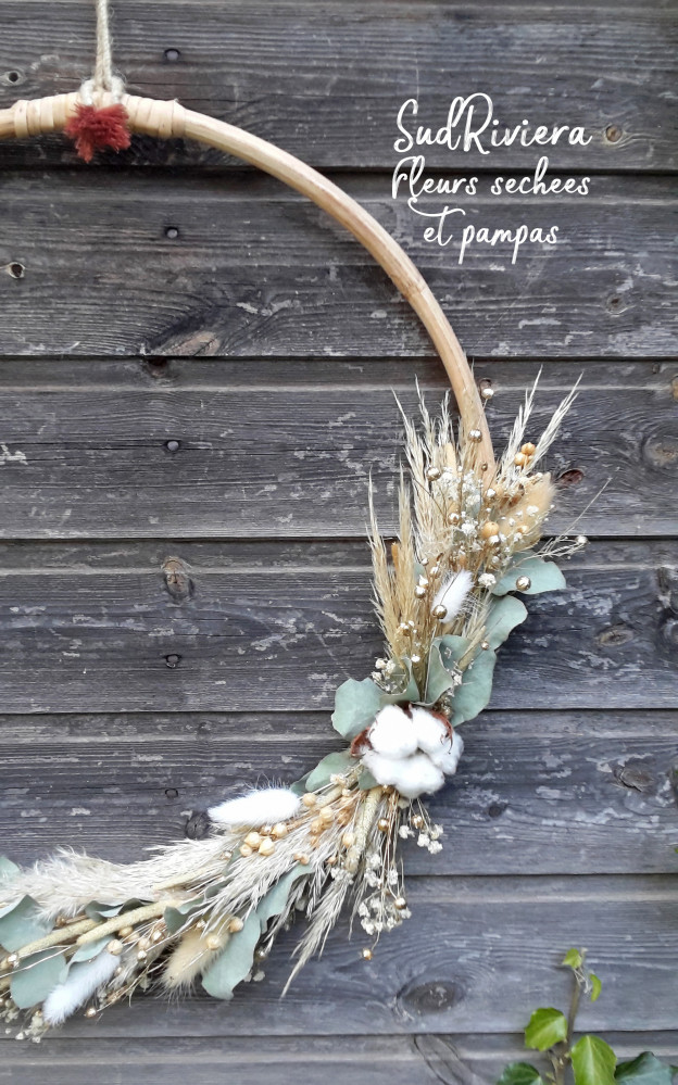Très belle couronne de fleurs séchées et de pampas