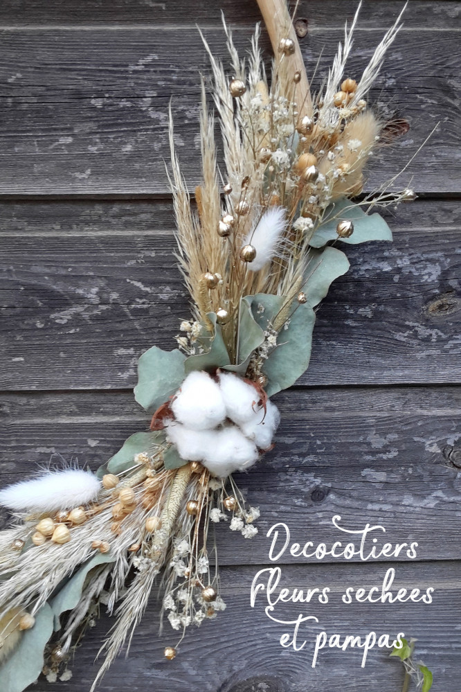 Très belle couronne de fleurs séchées et de pampas