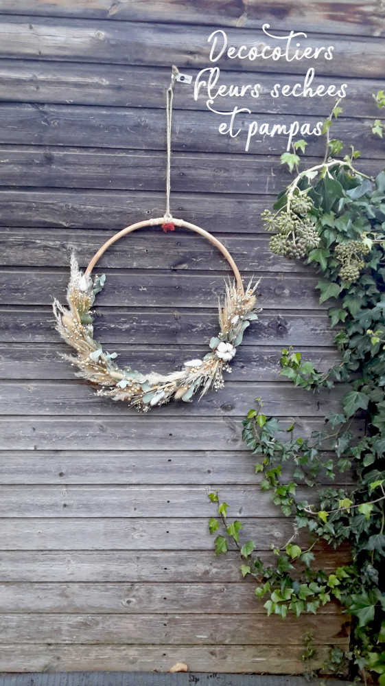 Très belle couronne de fleurs séchées et de pampas