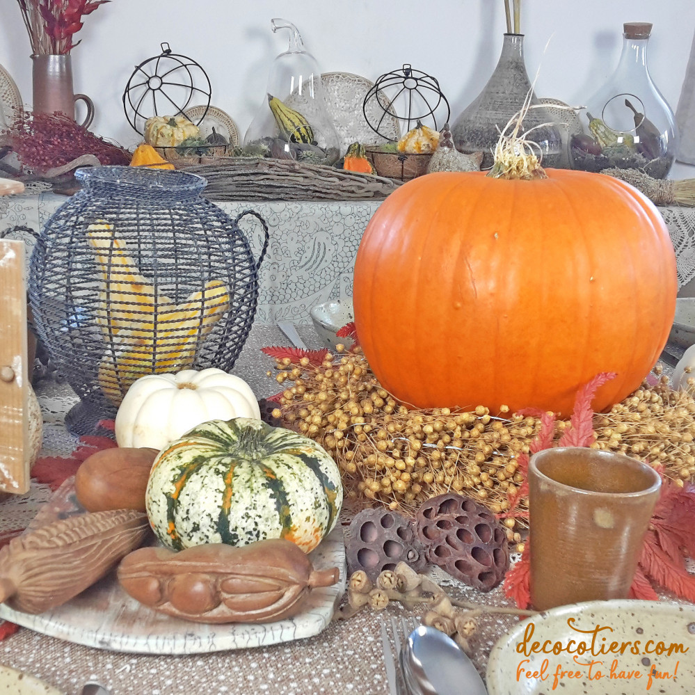 « Décor d' Halloween sur mesure avec citrouilles et coloquintes »