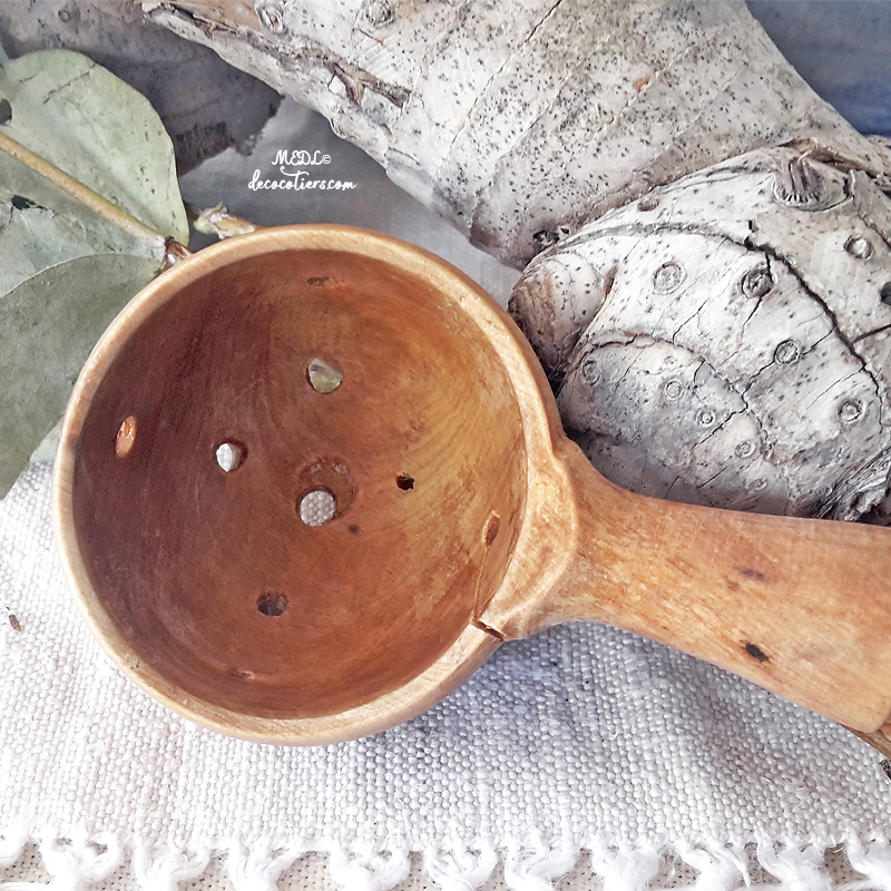 « Charmant pot à olives nacré avec sa cuillère en bois »