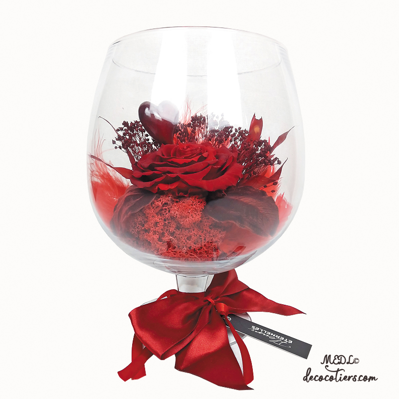 Pour lui dire « Je t'aime » : « Une rose éternelle dans son volumineux verre cognac »