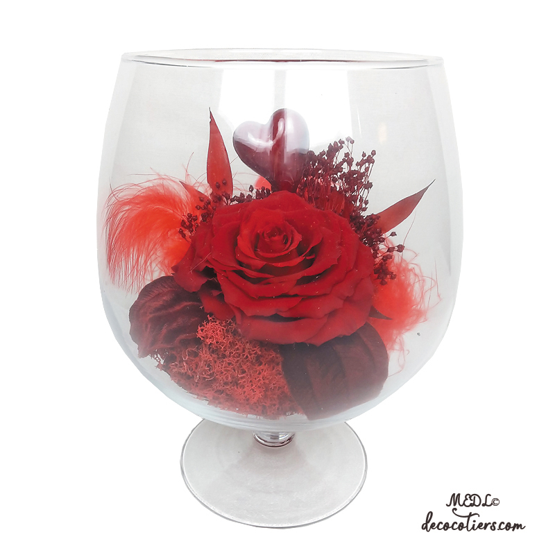 Pour lui dire « Je t'aime » : « Une rose éternelle dans son volumineux verre cognac »