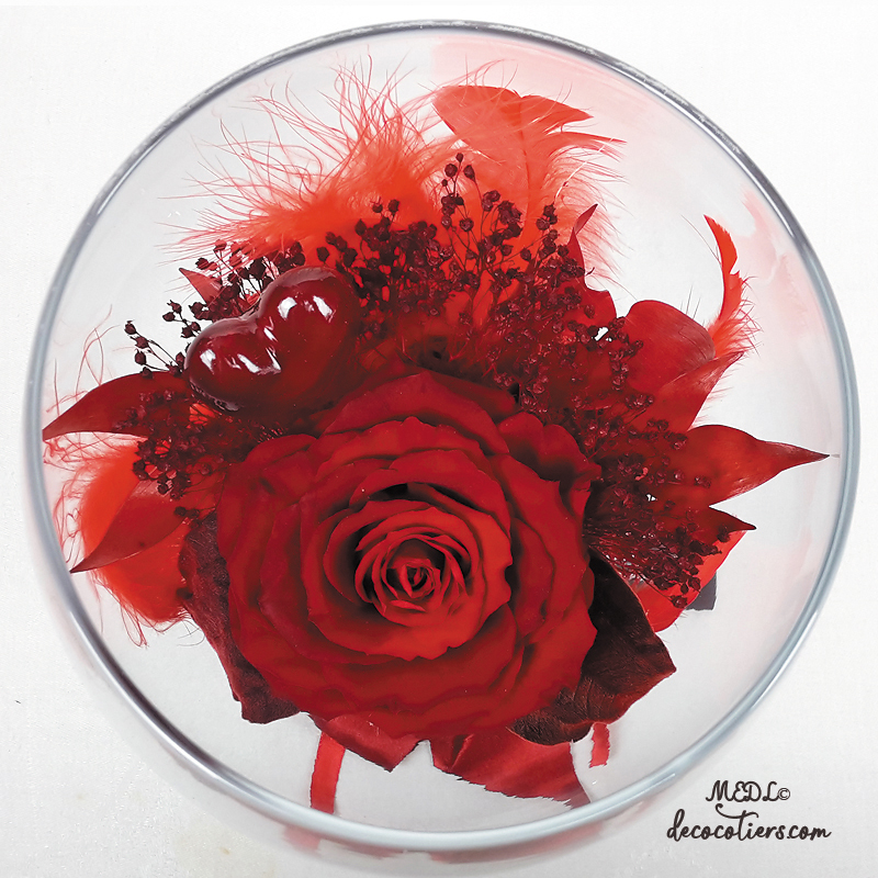 Pour lui dire « Je t'aime » : « Une rose éternelle dans son volumineux verre cognac »