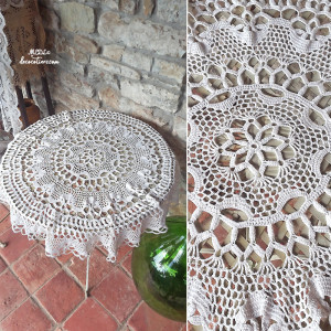 « Très belle nappe ajourée crochetée à la main »