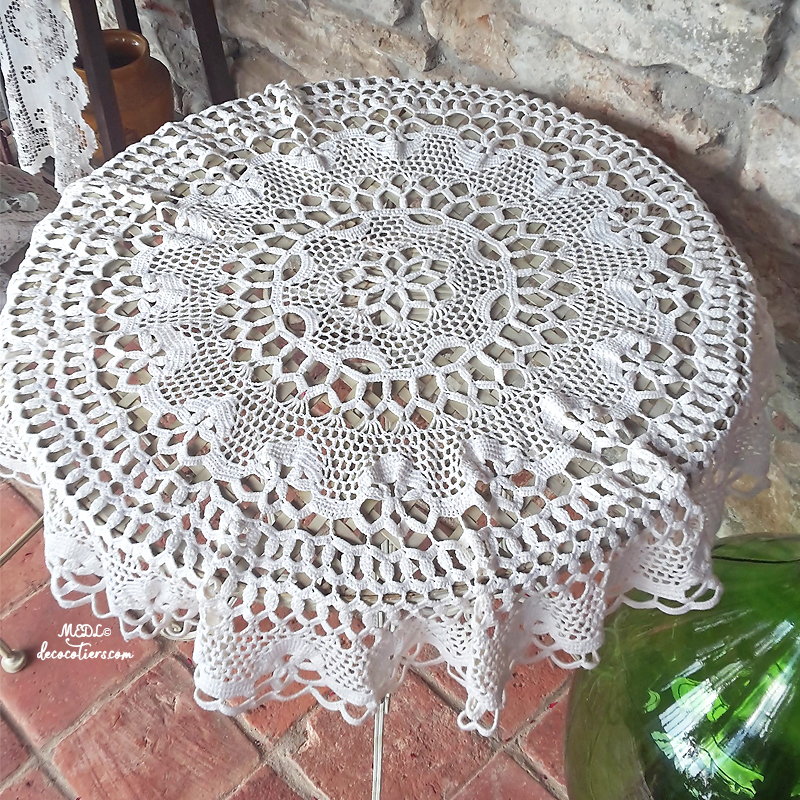 « Très belle nappe ajourée crochetée à la main »