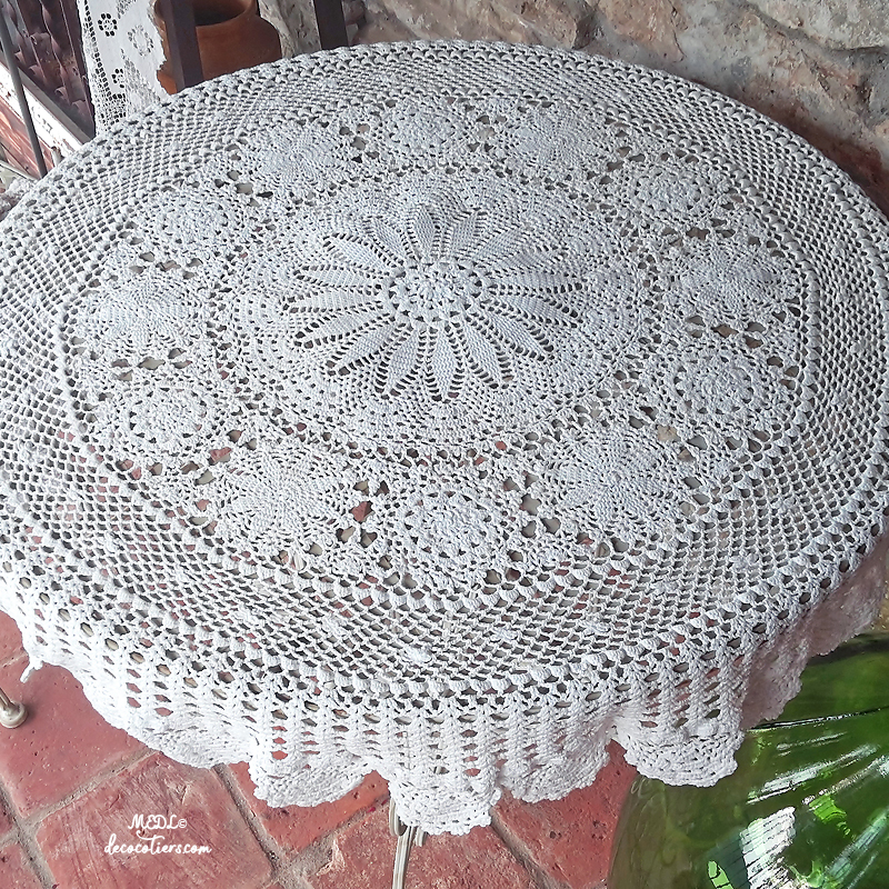 « Magnifique nappe ronde crochetée à la main »