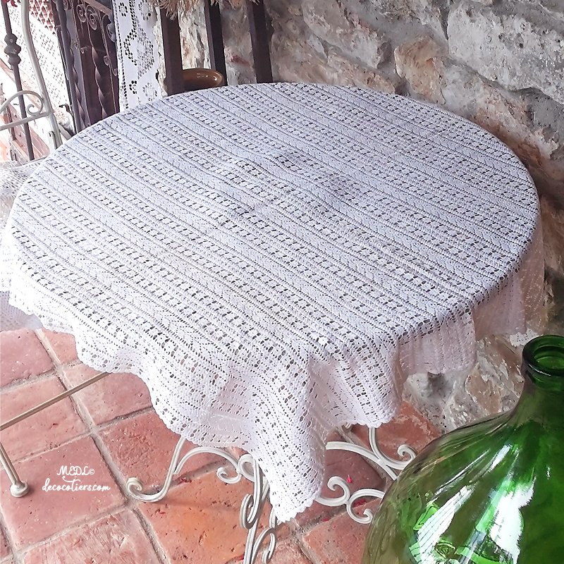 « Très belle nappe carrée crochetée à la main »