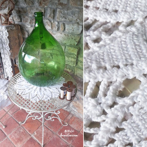 « Très joli napperon rond crocheté à la main »
